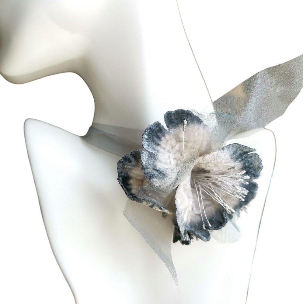 Artisan Crafted Necklace Silvery Grey Velvet Flower Choker 🆕